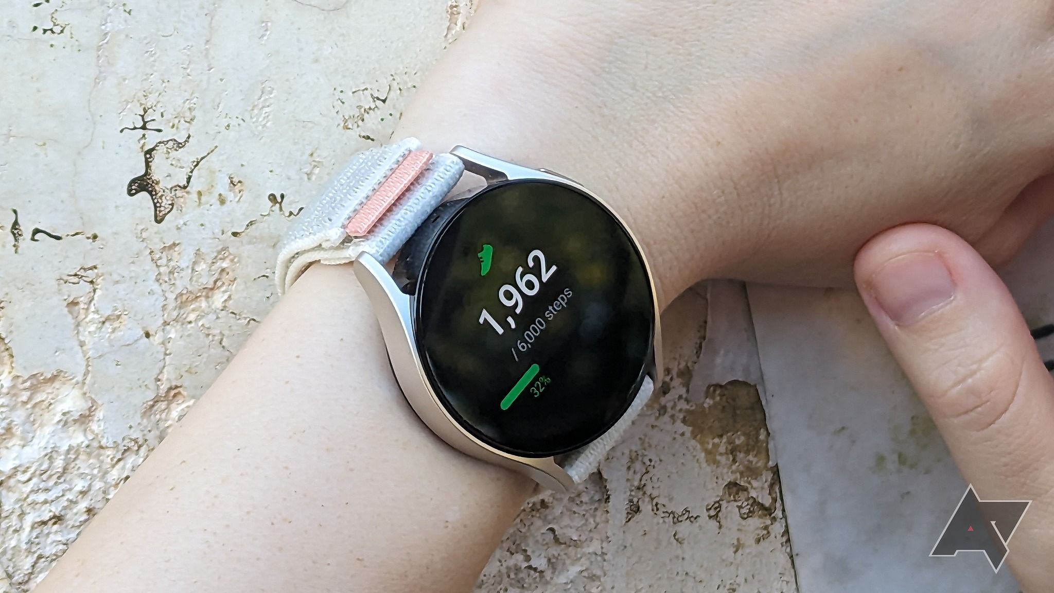 Does the Samsung Galaxy Peer 6 utilize out of the ordinary bands?