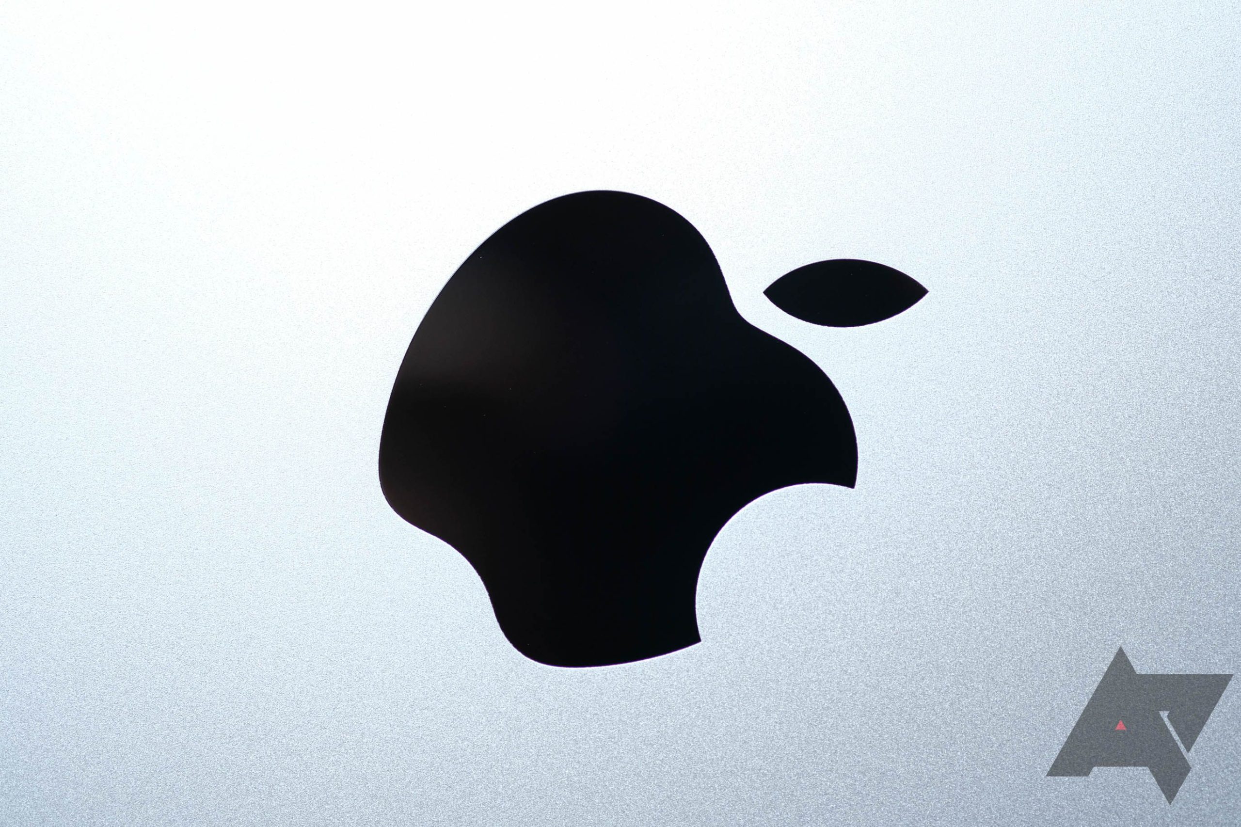 Apple extends Qualcomm partnership thru 2026 despite working on its accept modem chips