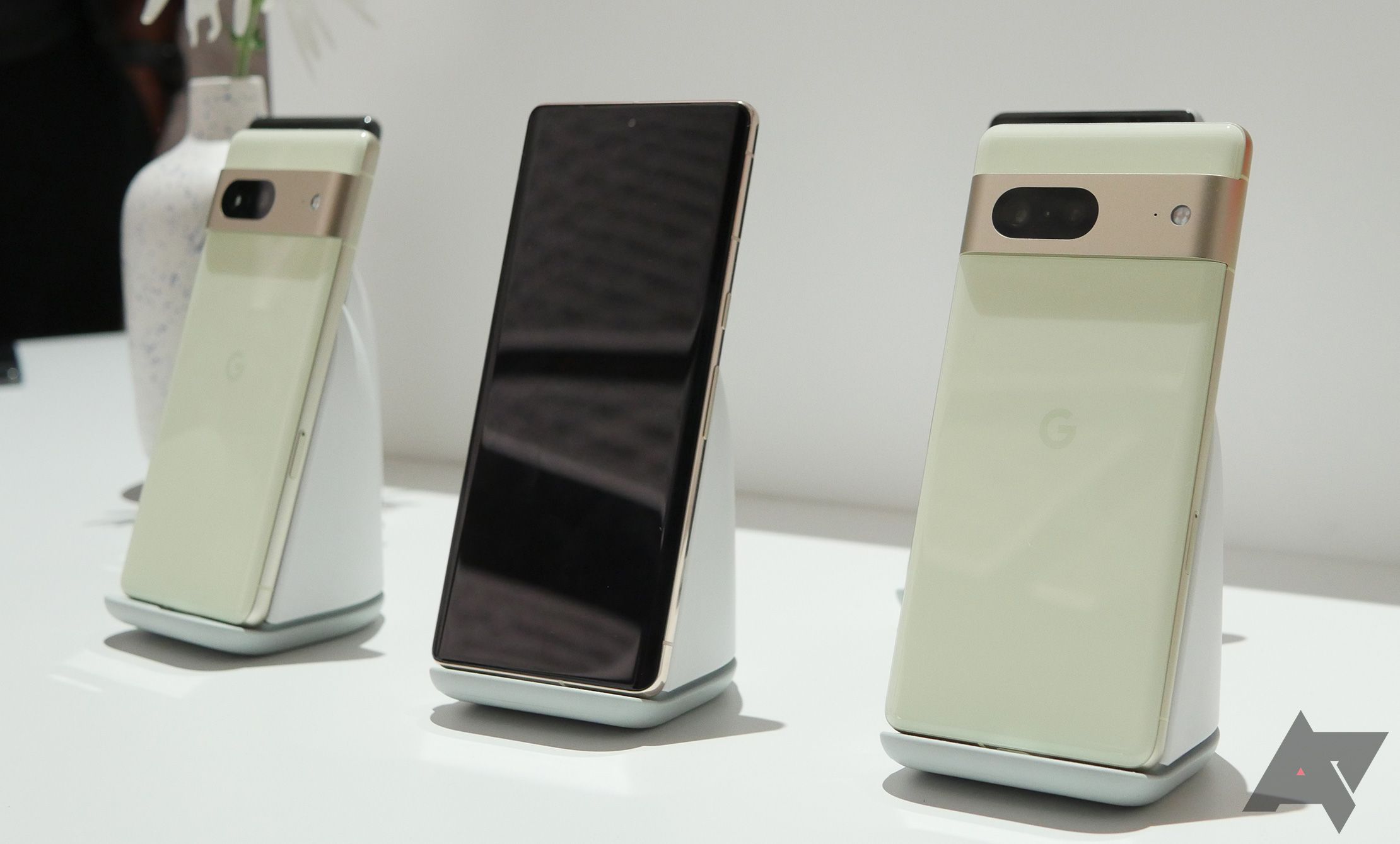 Simplest Google Pixel 7 wireless chargers in 2023