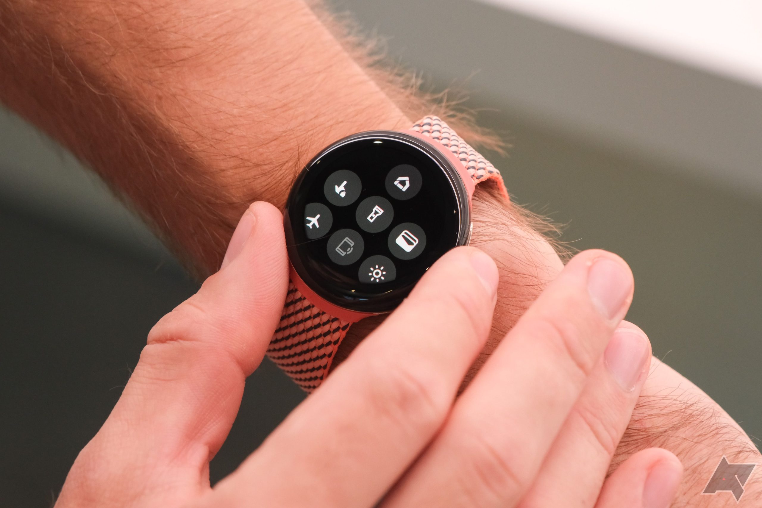 Does the Google Pixel Peek 2 utilize atypical watch bands?